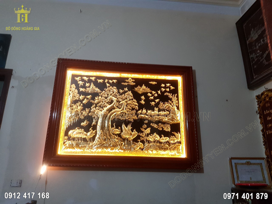 Đ&egrave;n led nhỏ được lắp ph&iacute;a b&ecirc;n trong, gi&uacute;p bức tranh th&ecirc;m lung linh, huyền ảo hơn